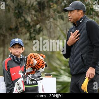 Orlando, Stati Uniti. 17 Dicembre 2020. Tiger Woods si prepara a tee off sulla 10° buca durante il round pro-am al torneo di golf PNC Championship al Ritz-Carlton Golf Club. Woods è accoppiato con il suo figlio Charlie di 11 anni (a sinistra). Credit: SOPA Images Limited/Alamy Live News Foto Stock