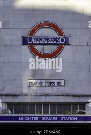 LONDRA, REGNO UNITO - 19 febbraio 2013: Il cartello sopra l'ingresso della Leicester Square Station a Londra Foto Stock