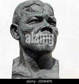 LONDRA, REGNO UNITO - 11 aprile 2014: Un busto di Nelson Mandela di Ian Walters vicino al Royal Festival Hall di Londra. Foto Stock