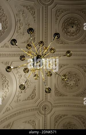 LONDRA, REGNO UNITO - 19 febbraio 2013: Il soffitto e la luce nella chiesa di St Martin in the Fields, Londra Foto Stock