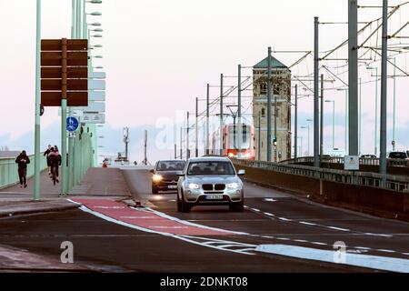 Traffico sul ponte Deutzer, sullo sfondo la torre della chiesa di San Heribert Foto Stock