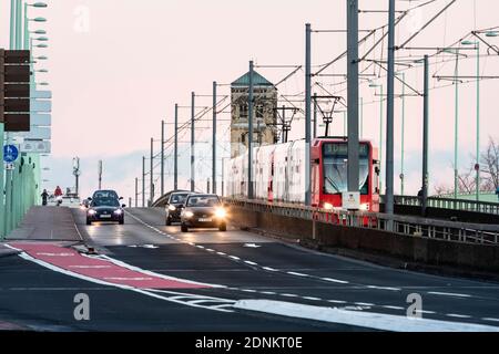 Traffico sul ponte Deutzer, sullo sfondo la torre della chiesa di San Heribert Foto Stock