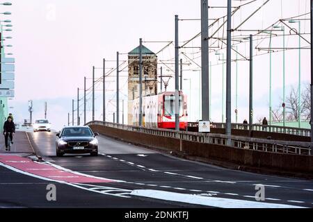 Traffico sul ponte Deutzer, sullo sfondo la torre della chiesa di San Heribert Foto Stock