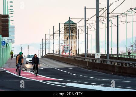 Traffico sul ponte Deutzer, sullo sfondo la torre della chiesa di San Heribert Foto Stock