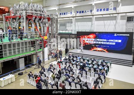 Pechino, Cina. 4 Dicembre 2020. Foto scattata il 4 dicembre 2020 mostra il sito della cerimonia di completamento di HL-2M Tokamak, la nuova generazione di 'sole artificiale' in Cina, a Chengdu, provincia sudoccidentale del Sichuan. Il Tokamak HL-2M è entrato in funzione il 4 dicembre 2020 e ha ottenuto la sua prima scarica di plasma, secondo la China National Nuclear Corporation (CNNC). Credit: Zhang Chaoqun/Xinhua/Alamy Live News Foto Stock