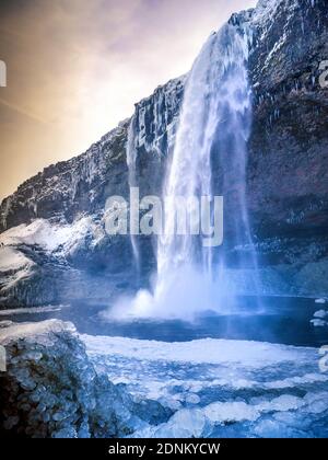 cascata ghiacciata in islanda Foto Stock