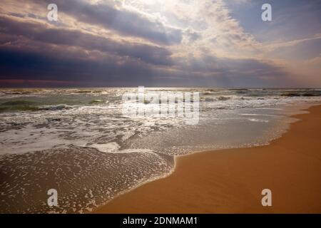 Stagcape. Mare con cielo drammatico. Paesaggio con oceano e luminoso cielo nuvoloso sera Foto Stock