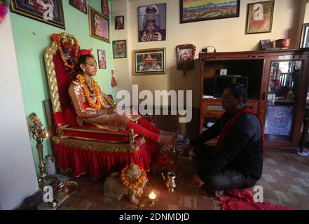 Kathmandu, Bagmati, Nepal. 18 Dicembre 2020. Un sacerdote esegue rituali religiosi all'ex Dio vivente Ganesh, Sambeg Shakya(L), durante la cerimonia religiosa in selezione del Dio vivente Ganesh per il festival di Indrajatra a Kathmandu, Nepal il 18 dicembre 2020. Il ragazzo continua come Dio vivente fino a che è troppo grande per inserirsi nel carro, Dopo di che si ritira e viene indotti dio nuovo e gli ornamenti passati al nuovo Dio vivente. Ganesh è venerato come dio della fortuna dagli Indù. Credit: Sunil Sharma/ZUMA Wire/Alamy Live News Foto Stock
