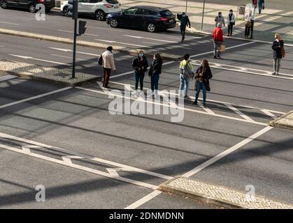 LISBO, PORTOGALLO - 15 Dic 2020: Persone che attraversano una strada in una traversata di zebra di fronte al centro commerciale Vasco da Gama Foto Stock