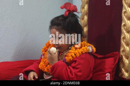 Kathmandu, Bagmati, Nepal. 18 Dicembre 2020. Rodin Shakya, il Dio vivente appena nominato Ganesh morde uovo come benedizioni durante la cerimonia religiosa nella selezione del Dio vivente Ganesh per il festival di Indrajatra a Kathmandu, Nepal il 18 dicembre 2020. Il ragazzo continua come Dio vivente fino a che è troppo grande per misura nel chariot, Dopo di che si ritira e viene indotti dio nuovo e gli ornamenti passati al nuovo Dio vivente. Ganesh è venerato come dio della fortuna dagli Indù. Credit: Sunil Sharma/ZUMA Wire/Alamy Live News Foto Stock