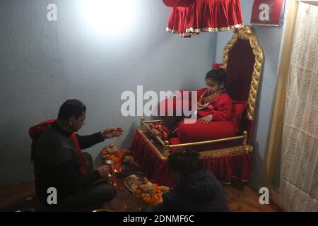 Kathmandu, Bagmati, Nepal. 18 Dicembre 2020. Un sacerdote esegue rituali religiosi a Dio vivente recentemente nominato Ganesh, Rodin Shakya (R) durante la cerimonia religiosa in selezione del Dio vivente Ganesh per il festival di Indrajatra a Kathmandu, Nepal il 18 dicembre 2020. Il ragazzo continua come Dio vivente fino a che è troppo grande per inserirsi nel carro, Dopo di che si ritira e viene indotti dio nuovo e gli ornamenti passati al nuovo Dio vivente. Ganesh è venerato come dio della fortuna dagli Indù. Credit: Sunil Sharma/ZUMA Wire/Alamy Live News Foto Stock