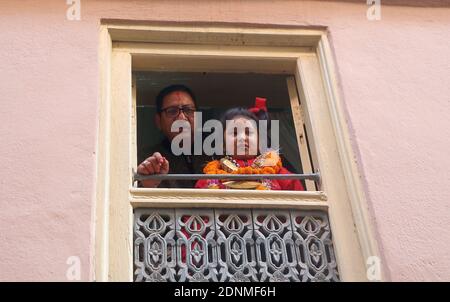 Kathmandu, Bagmati, Nepal. 18 Dicembre 2020. Rodin Shakya, il Dio vivente appena nominato Ganesh guarda dalla finestra dopo la cerimonia religiosa nella selezione del Dio vivente Ganesh per il festival di Indrajatra a Kathmandu, Nepal il 18 dicembre 2020. Il ragazzo continua come Dio vivente fino a che è troppo grande per inserirsi nel carro, Dopo di che si ritira e viene indotti dio nuovo e gli ornamenti passati al nuovo Dio vivente. Ganesh è venerato come dio della fortuna dagli Indù. Credit: Sunil Sharma/ZUMA Wire/Alamy Live News Foto Stock