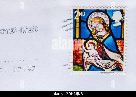 Seconda classe timbro di Natale con Madonna e Bambino bloccato sulla busta Foto Stock