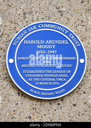 Londra, Regno Unito. Targa commemorativa al Central YMCA, 111 Great Russell Street: 'Harold Arundel Moody 1882-1947 Giamaicano Dottore, umanitario e CIVI Foto Stock