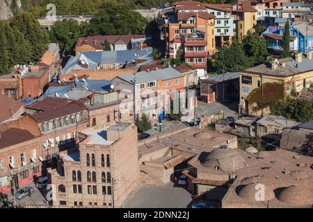 Georgia, Tbilisi, vista sui bagni di zolfo e sulla città vecchia Foto Stock