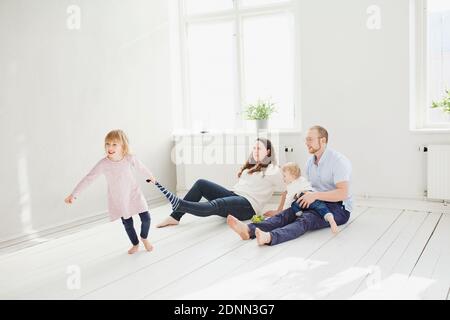 I genitori a giocare con i bambini a casa Foto Stock