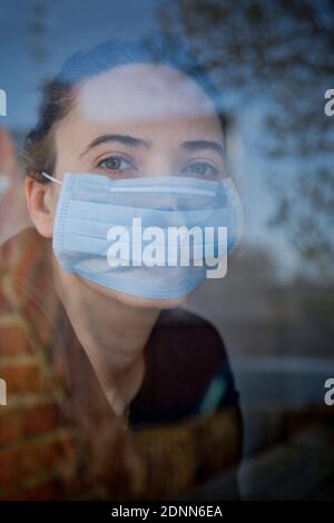 Donna che indossa la maschera protettiva Foto Stock