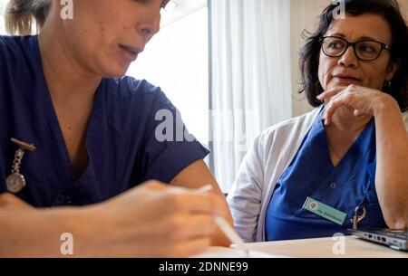 Doctors looking at medical record Foto Stock