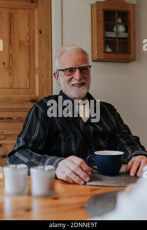 Senior man aventi il caffè Foto Stock