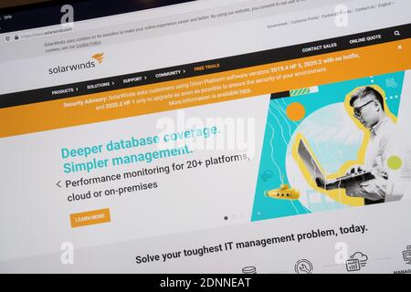 Il sito Web di SolarWinds, fornitori di software di gestione della rete, visualizza un avviso agli utenti della loro Orion Platform di scaricare le patch di sicurezza in seguito a notizie che la sicurezza del software è stata compromessa. Si ritiene che gli hacker russi abbiano introdotto malware nel software che fornisce accesso remoto alla rete di un'organizzazione. Foto Stock