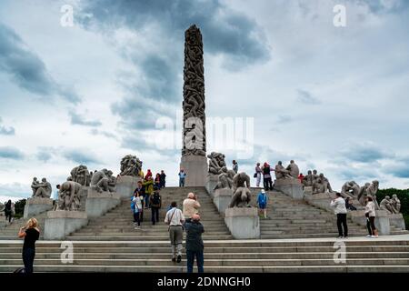 NORVEGIA, OSLO - LUGLIO 15: Frogner Park è un parco pubblico, un'installazione di scultura permanente creata da Gustav Vigeland. Vista sul paesaggio di Frogner par Foto Stock