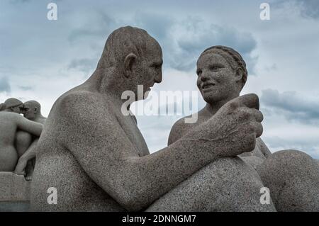 NORVEGIA, OSLO - LUGLIO 15: Frogner Park è un parco pubblico, un'installazione di scultura permanente creata da Gustav Vigeland. Vista sul paesaggio di Frogner par Foto Stock