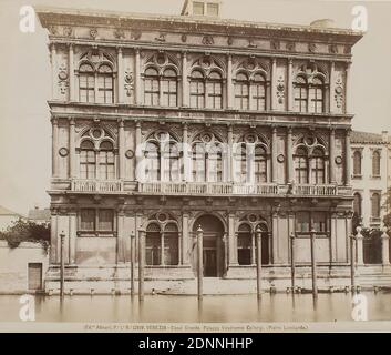 Palazzo Vendramin Calergi di Mauro Codussi, Venezia, carta albumina, processo positivo in bianco e nero, dimensioni immagine: Altezza: 20.50 cm; larghezza: 24.90 cm, titolo copiato recto sotto la fotografia, fotografia di viaggio, fotografia di architettura, architettura, canale Foto Stock