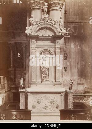 Altare di San Giacomo, Cattedrale di San Marco, Venezia, carta albumina, processo positivo bianco e nero, dimensioni immagine: Altezza: 25.00 cm; larghezza: 19.00 cm, 7. VENEZIA - Basilica di S. Marco. Altari di S. Giacomo. (XV secolo) Con piombo su cartone: Pietro Lombardo subito dopo il 1464, fotografia architettonica, fotografia di viaggio, interno di una chiesa, altare, scultura, arte scultorea, Venezia Foto Stock