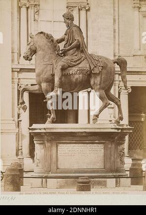 Marco Aurel, statua in bronzo, Piazza del Campidoglio, Roma, carta albumina, processo positivo bianco e nero, dimensioni immagine: Altezza: 25,20 cm; larghezza: 19,10 cm, ROMA - Piazza del Campidoglio. Statua di Marco Aurelio (Bronzi antico). Recto inscritto con piombo: 1898.41, fotografia architettonica, fotografia di viaggio, imperatore, ritratto di righello, ritratto di stato, scultura, scultura, arte di scultura, statua equestre, hist. Edificio, località, strada Foto Stock