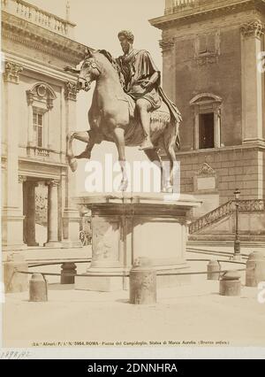 Marco Aurel, statua in bronzo, Piazza del Campidoglio, Roma, carta albumina, processo positivo bianco e nero, dimensioni immagine: Altezza: 25.20 cm; larghezza: 19.10 cm, ROMA - Piazza del Campidoglio. Statua di Marco Aurelio. (Bronzo antico.). Recto inscritto con piombo: 1898,42, fotografia architettonica, fotografia di viaggio, ritratto di righello, ritratto di stato, imperatore, scultura, scultura, arte di scultura, statua equestre, hist. Edificio, località, strada Foto Stock