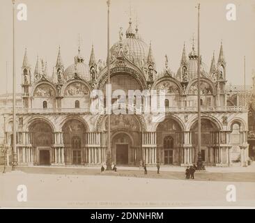 Basilica di San Marco, Venezia, carta albumina, processo positivo bianco e nero, dimensioni immagine: Altezza: 20,20 cm; larghezza: 25,00 cm, VENEZIA - la Basilica di S. Marco. (Dal x a XV secolo.), fotografia di viaggio, fotografia architettonica, facciata (edificio della chiesa), cupola (edificio della chiesa), architettura, edificio storico, località, strada, Venezia Foto Stock