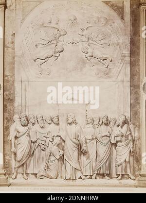 Tullio Lombardo: Coronation of Mary in the circle of the Apostles, San Giovanni Crisostomo, Venice, albumin paper, black and white positive process, image size: height: 25,30 cm; width: 19,20 cm, VENEZIA - Chiesa di S. Giovanni Grisostomo. L' Incoronazione della Vergine. (Tullio Lombardo.) Verso round stamp: Museum f. Kunst u. Gewerbe Hamburg, sculpture, sculpture, sculpture art, coronation of the Virgin Mary, interior of a church Stock Photo