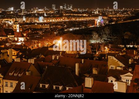 Panorama serale di Praga illuminata, Repubblica Ceca. Vista aerea della storica città vecchia e architettura moderna. Fantastico paesaggio urbano europeo Foto Stock