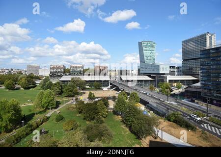 Lille (Francia settentrionale): Spazio verde nel quartiere urbano Euralille, con il business center Euralille, il Matisse Park e la stazione ferroviaria Lille Europe Foto Stock