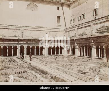 Basilica di San Paolo di fronte alle mura, chiostro, Roma, carta albumina, processo positivo bianco e nero, dimensioni immagine: Altezza: 20.20 cm; larghezza: 25.80 cm, ROMA - Basilica di S. Paolo fuori le Mura. Il Chiostro. (Opere dei Cosmati.) Recto con inchiostro vecchio numero di inventario annotato: PH 1937,22, fotografia architettonica, fotografia di viaggio, giardino, chiostro (monastero), colonna, pilastro (architettura Foto Stock