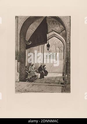 Hachette & Cie, Hugues Krafft, Dujardin, le portique de Châh-Zindé vu du Premier palier intèrieur, dal libro A travers le Turkestan russe, carta, eliocalcografia, dimensioni immagine: Altezza: 17.20 cm; larghezza: 12.40 cm, fotografia di viaggio, fotografia di ritratto, architettura Foto Stock