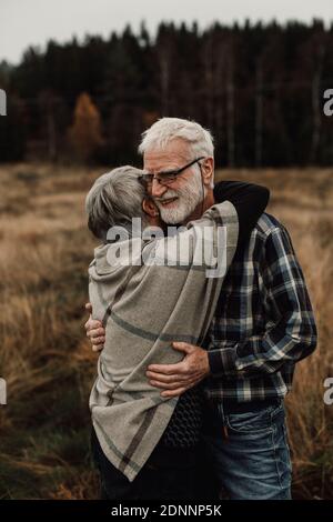 Coppia senior avvolgente Foto Stock