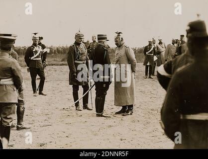 Oscar Tellgmann, Kaisermanöver Sachsen 1912 - Der Kaiser im Gespräch, carta in gelatina d'argento, processo positivo in bianco e nero, dimensioni immagine: Altezza: 11,50 cm; larghezza: 16,10 cm, Fotografia, Jetzt, Oscar Tellgmann, Eschwege; La duplicazione di questa immagine è consentita solo con il permesso dell'autore Oscar Tellgmann, Eschwege, a fronte di un pagamento di una tassa di riproduzione, oltre a menzionare il nome dell'autore e l'invio in una copia campione. Le riproduzioni illegali saranno perseguite in base ai §§ 31 e 32 della legge relativa al diritto d'autore delle opere d'arte e di fotografia del 9.1.1907, D. Foto Stock