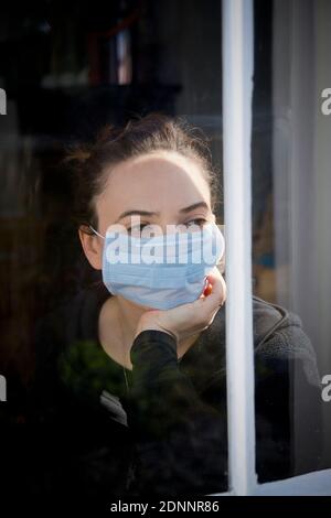 Donna che indossa la maschera protettiva Foto Stock