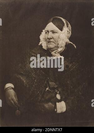 Alfred Stieglitz, David Octavius Hill, Robert Adamson, Old Lady with Eyeglass, Japan paper, eliocalcografia, dimensioni immagine: Altezza: 20.3 cm; larghezza: 15 cm, inscritto: Recto sul cartoncino leggero: In basso a destra in piombo: D. O. Hill + Perth, Sig.ra Rigby 1843/45, in basso a sinistra: Inscritto: verso sulla pagina storica: in alto a destra nella derivazione: n. inv. vecchio e nuovo; n. 070, Phot. David Octavius Hill (1802-1870), Edimburgo 1843 - 1848, Mrs Rigby, Mrs Rigby, nata Palgrave di Yarmouth, dal 1803 la seconda moglie del medico Edward, Rigby di Norwich, Picture D. O. Hill + Perth C. W. 09.28 ca. 1843 Foto Stock