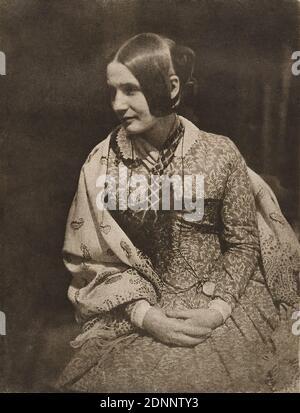 Alfred Stieglitz, David Octavius Hill, Robert Adamson, Lady in flowered Dress, Japan paper, eliocalcografia, dimensioni immagine: Altezza: 20.5 cm; larghezza: 15.7 cm, inscritto: Recto u. r. sulla carta giapponese: In piombo: D. O. Hill, C W 12 Lady in flowered Dress, inscritto: verso sulla storica passe-partout: Sopra a destra nel cavo: Vecchio e nuovo inv.no, nota di letteratura; centro: N. 073, Phot. David Octavius Hill (1802-1870), Edimburgo 1843 - 1848, Miss Wilhelmina Fillans, figlia dello scultore James Fillans, fotografia D. O. Hill C. W. 12 c. 1843, elio = 20.5 x 15.7 cm, timbro Foto Stock