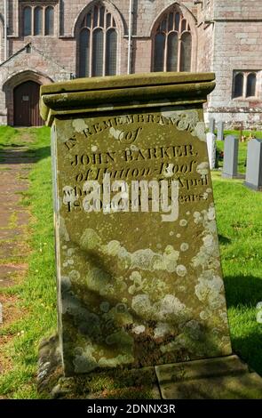 Primo piano della lapide nel cimitero di Sant'Andrea Chiesa Graystoke Cumbria Inghilterra Regno Unito GB Gran Bretagna Foto Stock