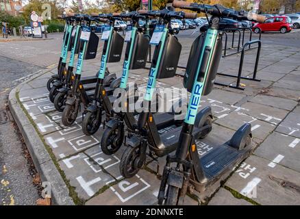 TIER e-scooters e scooter elettrici a noleggio noleggio noleggio nel centro città York North Yorkshire Inghilterra Regno Unito GB Gran Bretagna Foto Stock