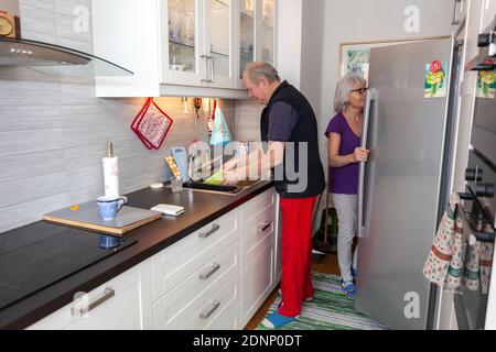Coppia senior in cucina Foto Stock