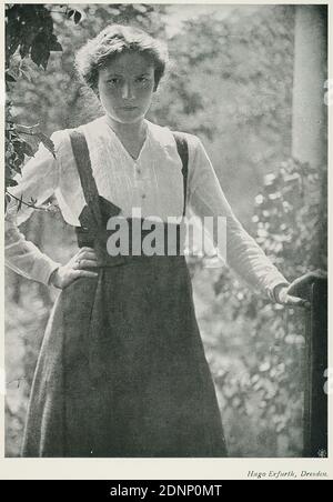 Hugo Erfurth, Junge Frau im Garten, Sammlung Juhl, paper, autotype, picture size: height: 19,5 cm; width: 14 cm, inscribed: recto below the picture: printed: Hugo Erfurth, Dresden, stamp: verso and on the box: portrait photography, young woman, girl, garden, standing figure, portrait, knee Stock Photo