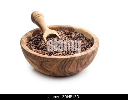 Riso rosso non cotti in una ciotola di legno. Riso selvatico grezzo isolato su sfondo bianco. Foto Stock