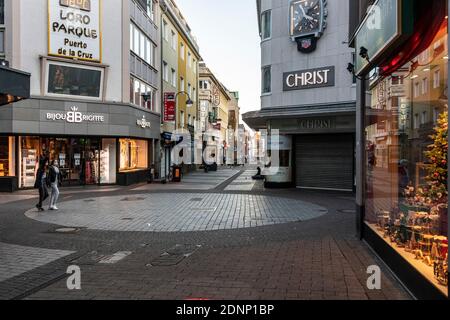 Vie dello shopping a Colonia dopo il blocco nella Corona Crisi - zona pedonale Hohe Straße Foto Stock