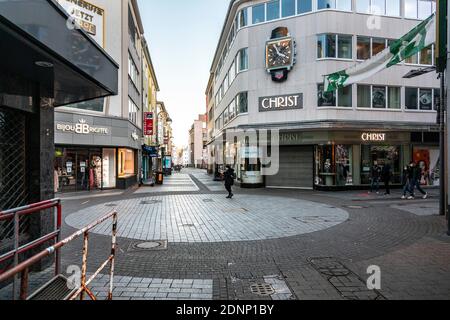 Vie dello shopping a Colonia dopo il blocco nella Corona Crisi - zona pedonale Hohe Straße Foto Stock