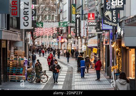 Vie dello shopping a Colonia dopo il blocco nella Corona Crisi - zona pedonale Hohe Straße Foto Stock