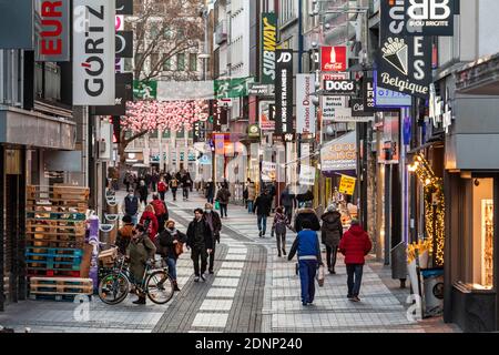 Vie dello shopping a Colonia dopo il blocco nella Corona Crisi - zona pedonale Hohe Straße Foto Stock